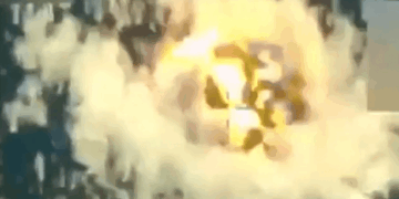 Una explosión de luz y humo.