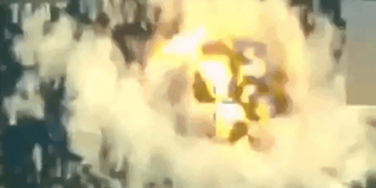 Una explosión de luz y humo.