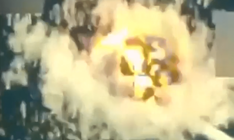 Una explosión de luz y humo.