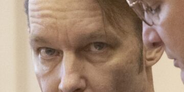 Christian Brueckner mirando hacia la cámara durante su juicio.