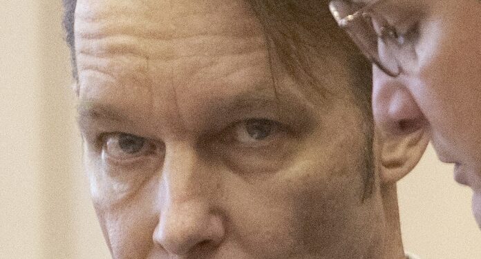 Christian Brueckner mirando hacia la cámara durante su juicio.