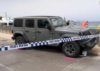 Jeep involucrado en un accidente, cinta policial visible.