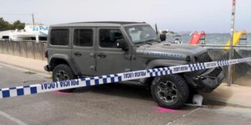Jeep involucrado en un accidente, cinta policial visible.