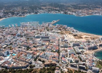 Vista aérea de una ciudad costera.