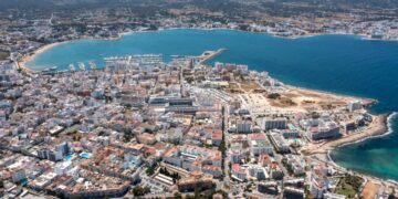 Vista aérea de una ciudad costera.