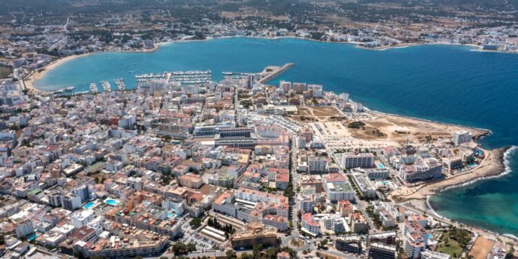 Vista aérea de una ciudad costera.