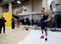 Nikola Jokic #15 de los Denver Nuggets es fotografiado por Garrett Ellwood durante el Día de los Medios de Denver Nuggets en Ball Arena en Denver, Colorado, el 26 de septiembre de 2024. (Matthew Stockman/Getty Images)