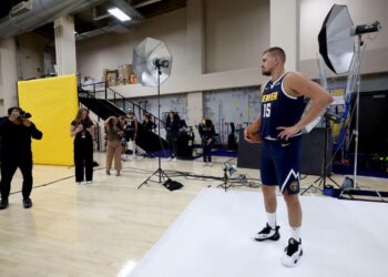 Nikola Jokic #15 de los Denver Nuggets es fotografiado por Garrett Ellwood durante el Día de los Medios de Denver Nuggets en Ball Arena en Denver, Colorado, el 26 de septiembre de 2024. (Matthew Stockman/Getty Images)
