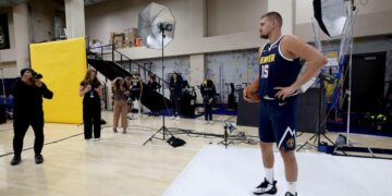 Nikola Jokic #15 de los Denver Nuggets es fotografiado por Garrett Ellwood durante el Día de los Medios de Denver Nuggets en Ball Arena en Denver, Colorado, el 26 de septiembre de 2024. (Matthew Stockman/Getty Images)