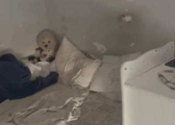 La cama de un niño en una habitación descuidada.