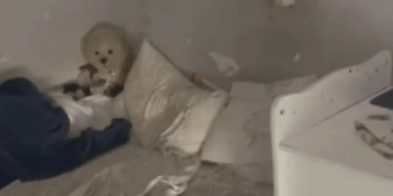 La cama de un niño en una habitación descuidada.