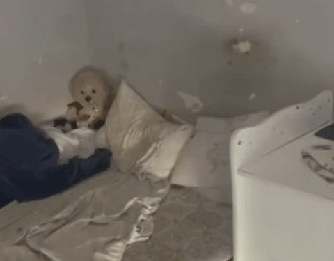 La cama de un niño en una habitación descuidada.