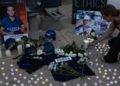 La gente sostiene fotos, pone flores y velas ligeras durante una vigilia fuera de la sede de Fox News y NBC News en Washington, DC, el 11 de agosto de 2025, en honor a periodistas asesinados en Gaza, incluidos Anas al-Sharif y sus colegas.