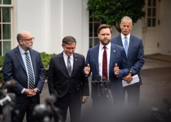 El vicepresidente JD Vance, acompañado por el Director de la Oficina de Administración y Presupuesto, Russel Vought, presidente de la Cámara de Mike Johnson (R-La.), Y el líder de la mayoría del Senado John Thune (Rs.D.), habla después de una reunión para negociar la legislación de financiación para evitar un cierre del gobierno, en la Casa Blanca el 29 de septiembre de 2025 (Madalina Kilroy/The Epoch Times)