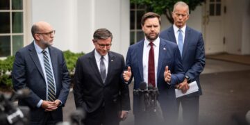 El vicepresidente JD Vance, acompañado por el Director de la Oficina de Administración y Presupuesto, Russel Vought, presidente de la Cámara de Mike Johnson (R-La.), Y el líder de la mayoría del Senado John Thune (Rs.D.), habla después de una reunión para negociar la legislación de financiación para evitar un cierre del gobierno, en la Casa Blanca el 29 de septiembre de 2025 (Madalina Kilroy/The Epoch Times)