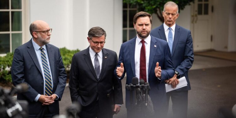 El vicepresidente JD Vance, acompañado por el Director de la Oficina de Administración y Presupuesto, Russel Vought, presidente de la Cámara de Mike Johnson (R-La.), Y el líder de la mayoría del Senado John Thune (Rs.D.), habla después de una reunión para negociar la legislación de financiación para evitar un cierre del gobierno, en la Casa Blanca el 29 de septiembre de 2025 (Madalina Kilroy/The Epoch Times)