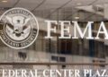 Se muestra un letrero de la Agencia Federal para Manejo de Emergencias (FEMA) en las entradas de su sede el 13 de junio de 2025 en Washington, DC