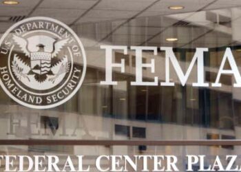 Se muestra un letrero de la Agencia Federal para Manejo de Emergencias (FEMA) en las entradas de su sede el 13 de junio de 2025 en Washington, DC