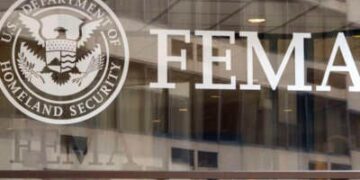 Se muestra un letrero de la Agencia Federal para Manejo de Emergencias (FEMA) en las entradas de su sede el 13 de junio de 2025 en Washington, DC