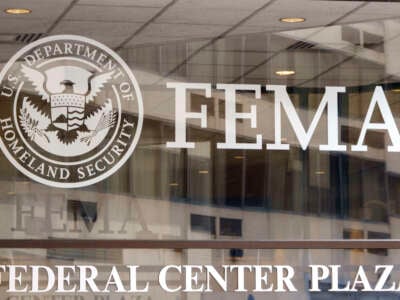 Se muestra un letrero de la Agencia Federal para Manejo de Emergencias (FEMA) en las entradas de su sede el 13 de junio de 2025 en Washington, DC