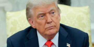 Trump ofrece comentarios durante una reunión en la Oficina Oval.