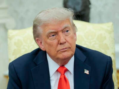 Trump ofrece comentarios durante una reunión en la Oficina Oval.