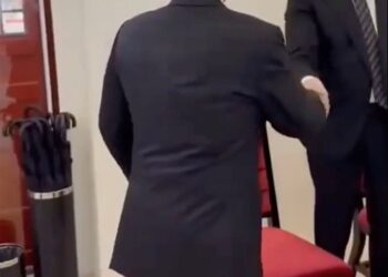 Vladimir Putin e Ilham Aliyev se dan la mano en Beijing.