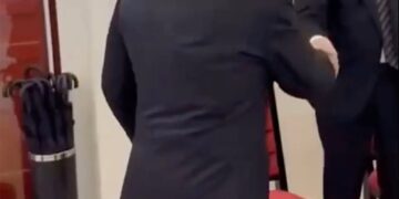 Vladimir Putin e Ilham Aliyev se dan la mano en Beijing.