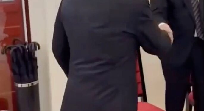 Vladimir Putin e Ilham Aliyev se dan la mano en Beijing.