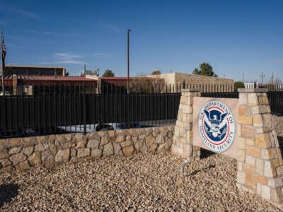 El Centro de Procesamiento El Paso de Inmigración y Control de Aduanas (ICE) se muestra en El Paso, Texas, el 13 de febrero de 2025.