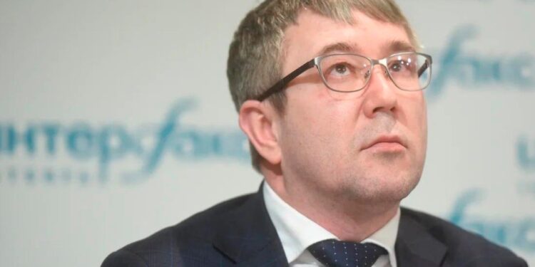 Disparo en la cabeza de Alexander Fedotov, un funcionario ruso, mirando hacia arriba.