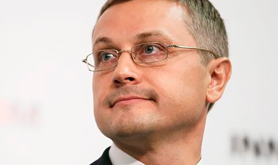 Molchado de la cabeza de Alexander Tyunin, un hombre con cabello gris corto, con un traje azul y una corbata rosa.