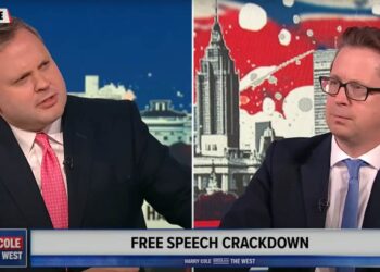 Dos hombres con trajes y corbatas que discuten un "Criado en libertad de expresión" en "Harry Cole salva a Occidente."