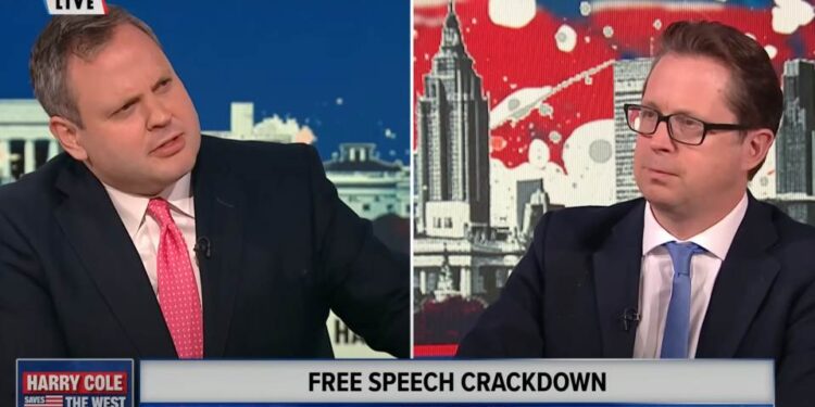 Dos hombres con trajes y corbatas que discuten un "Criado en libertad de expresión" en "Harry Cole salva a Occidente."