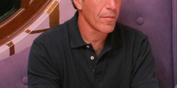 Foto de Jeffrey Epstein sentado en una mesa.