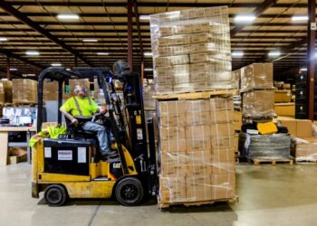 Postos del espacio industrial La primera demanda negativa en 15 años a medida que se enfría en bienes raíces comerciales