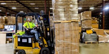 Postos del espacio industrial La primera demanda negativa en 15 años a medida que se enfría en bienes raíces comerciales