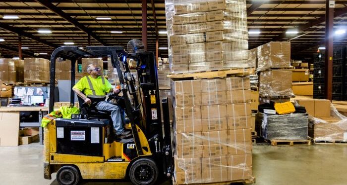 Postos del espacio industrial La primera demanda negativa en 15 años a medida que se enfría en bienes raíces comerciales