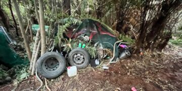 Foto de un campamento improvisado en una zona boscosa.
