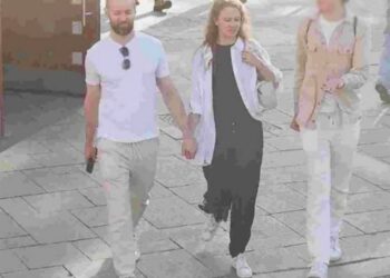 Jan Marsalek y Tatiana Spiridonova tomados de la mano mientras caminan.