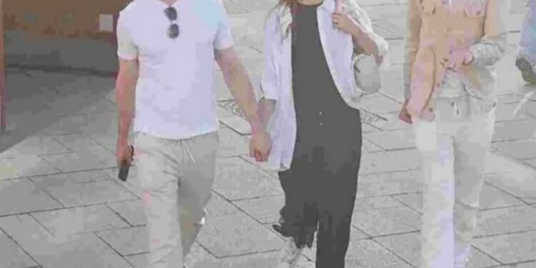 Jan Marsalek y Tatiana Spiridonova tomados de la mano mientras caminan.