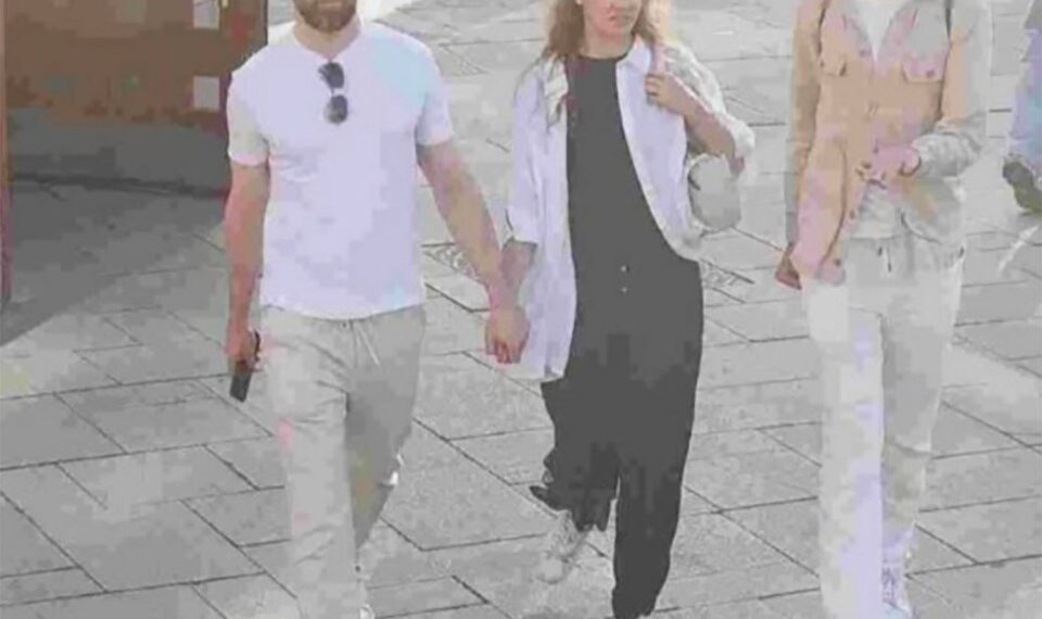 Jan Marsalek y Tatiana Spiridonova tomados de la mano mientras caminan.