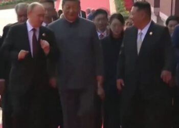 Putin, Xi Jinping y Kim Jong Un caminando juntos.