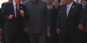 Putin, Xi Jinping y Kim Jong Un caminando juntos.