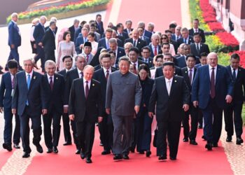 Xi Jinping, Vladimir Putin y Kim Jong Un caminando con otros líderes mundiales.