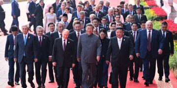 Xi Jinping, Vladimir Putin y Kim Jong Un caminando con otros líderes mundiales.