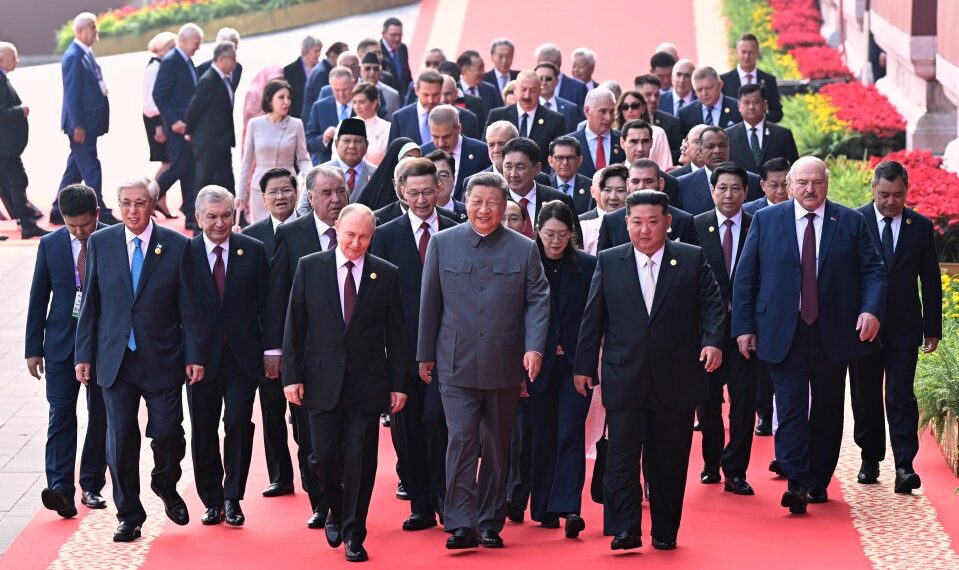 Xi Jinping, Vladimir Putin y Kim Jong Un caminando con otros líderes mundiales.