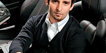 Vladimir Lyaporov, ex editor de Playboy Russia, sentado en un automóvil.