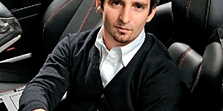 Vladimir Lyaporov, ex editor de Playboy Russia, sentado en un automóvil.