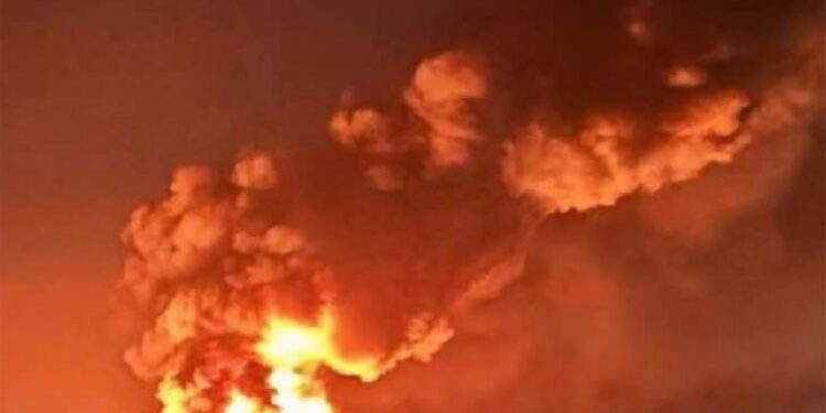 Explosión masiva durante la noche y fuego en Dnipro, Ucrania.